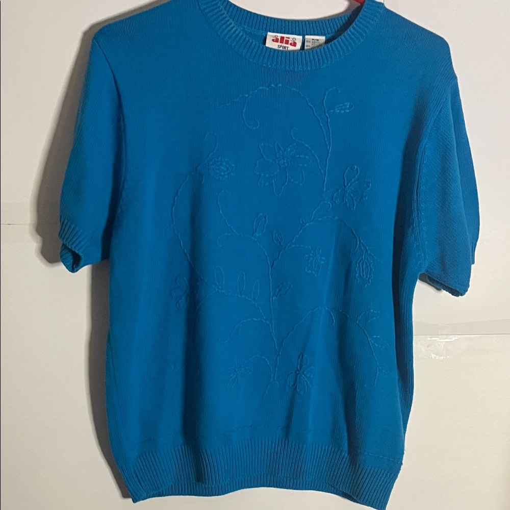 😄Embossed blue sweater short sleeve medium petite